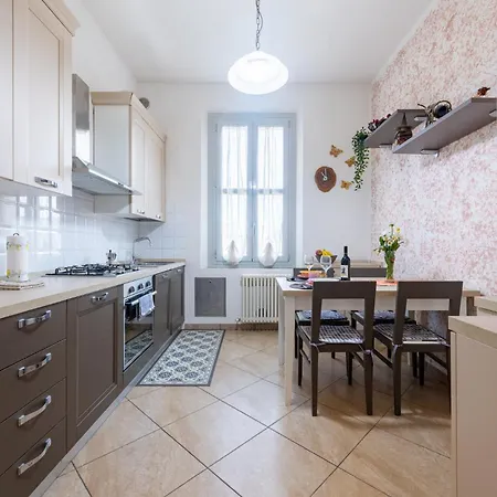 Guesthost - Bright And Cozy With Parking Apartamento Parma