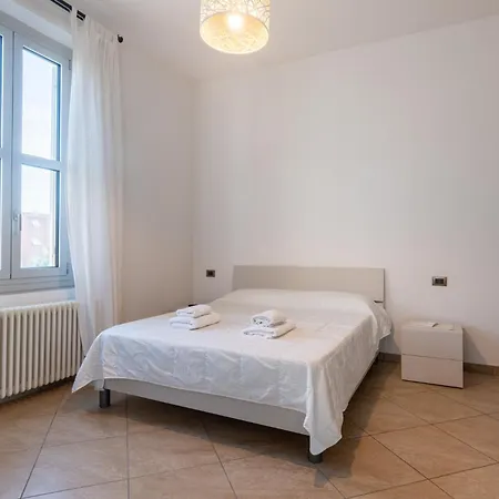 Guesthost - Bright And Cozy With Parking *