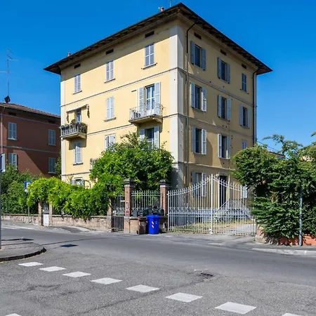 Guesthost - Bright And Cozy With Parking Parma