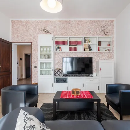 Apartamento Guesthost - Bright And Cozy With Parking Parma