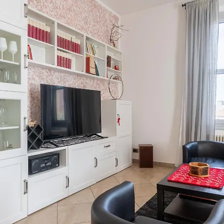 Guesthost - Bright And Cozy With Parking Apartamento Parma