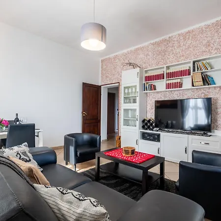 Guesthost - Bright And Cozy With Parking Apartamento