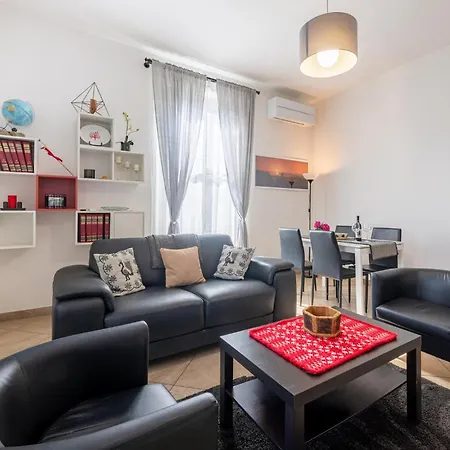 Guesthost - Bright And Cozy With Parking Parma