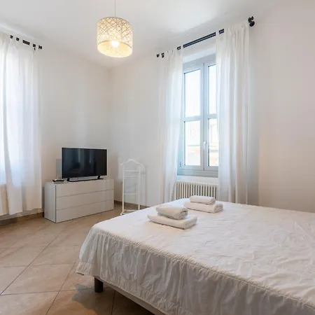 Guesthost - Bright And Cozy With Parking Parma