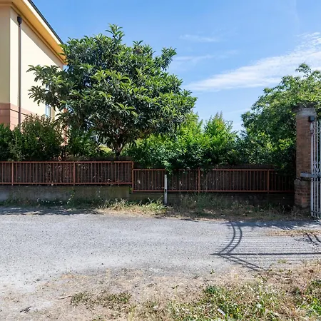 Guesthost - Bright And Cozy With Parking Parma
